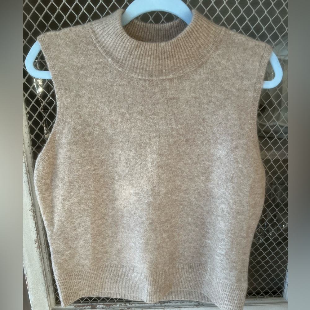 Tahari Beige Sleeveless Sweater